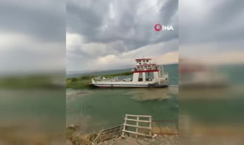 Fırtına Elazığ-Baskil feribotunun iskeleye yanaşmasını engelledi