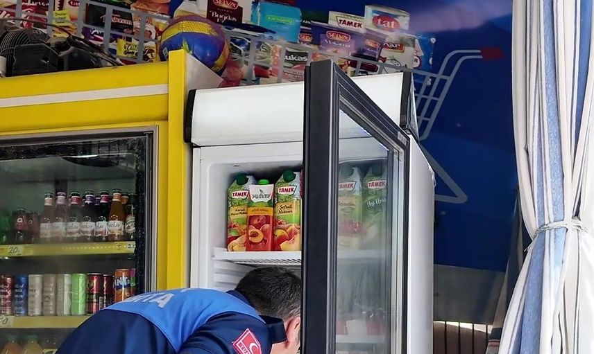 Okul çevresinde son kullanma tarihi geçmiş ürünü 'yeni bitmiş' diyerek savunan esnaf tepki çekti