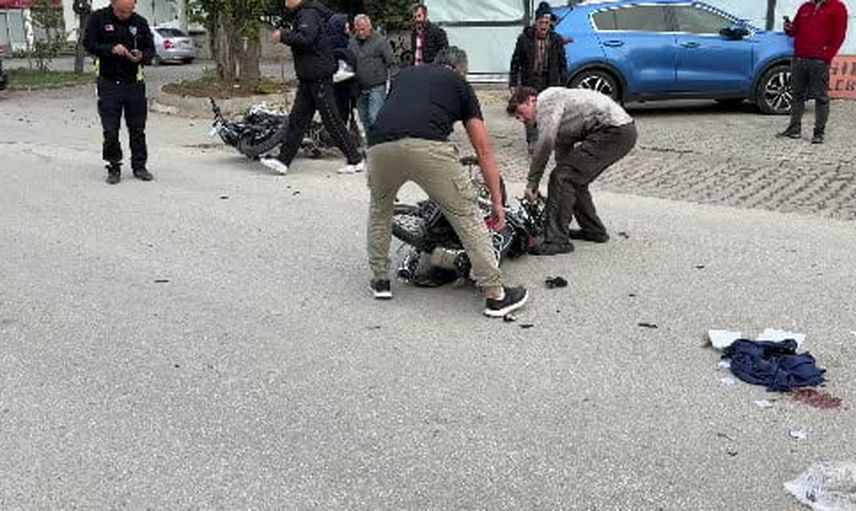 Bolu'da sollama yapan motosikletle kafa kafaya çarpışma: iki sürücü yaralandı