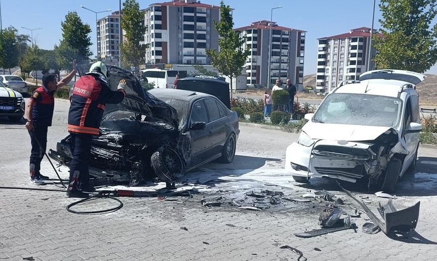 Yozgat'ta iki araç çarpıştı, otomobil alev aldı; bir kişi yaralandı