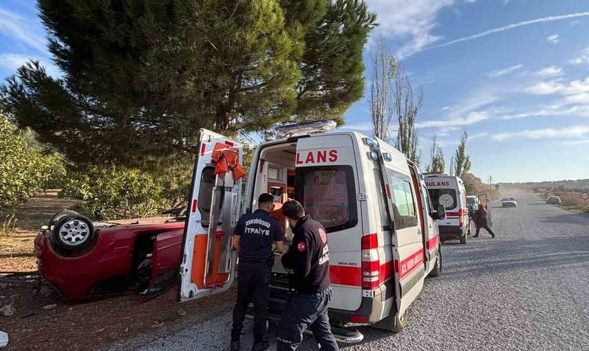 Kuşadası yeniköy-çamlık yolunda mıcır kaynaklı takla: sürücü hastaneye kaldırıldı