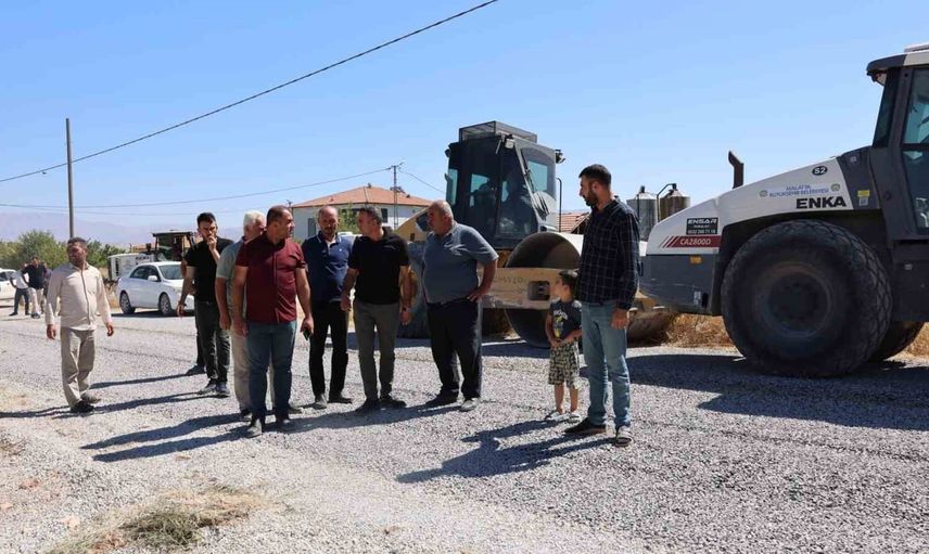 Akçadağ Eğin Koçlar yolları güvenliğe kavuşuyor: 2 bin 200 metre sathi kaplama