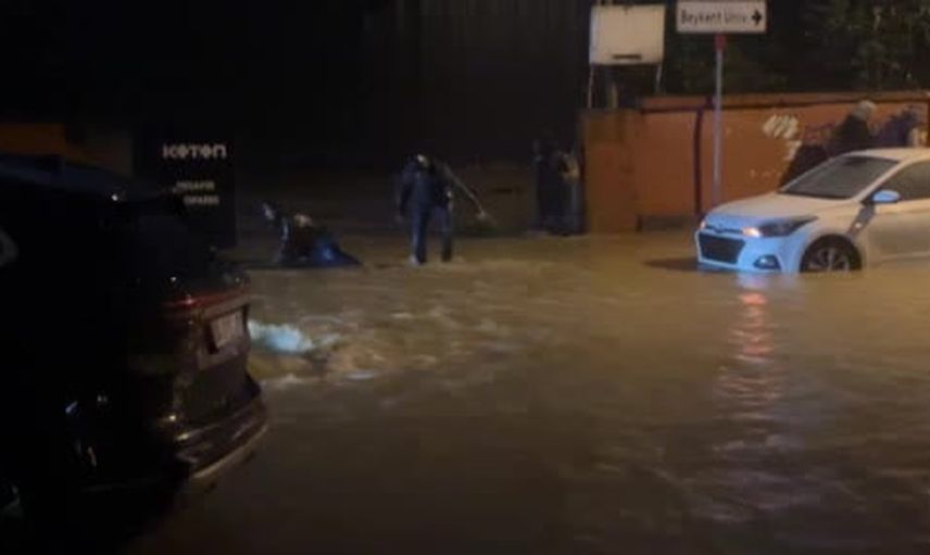 Sarıyer’de suyla göle dönen yolda yürümeye çalışırken düşen kadın ve tepkiler