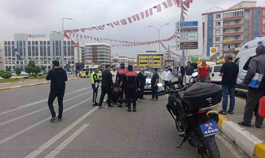 Şanlıurfa’da Paşabağı’nda yol geçişi sırasında otomobilin çarptığı 16 yaşındaki çocuk ağır yaralandı