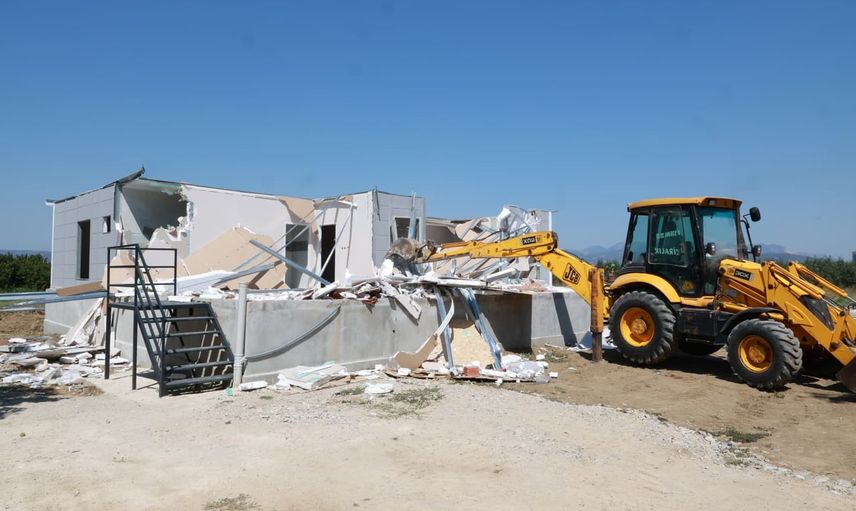 Kaçak yapı yıkımında anne kedi ve yavruları kurtarıldı