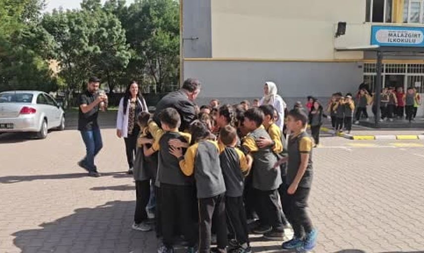 Müdür Coşkun Esen öğrencilerle Maarif’in kalbinde oyun coşkusunu okul bahçesine taşıdı
