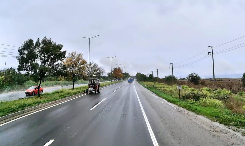 D-100'de ters yöne giren traktörün tehlikeli yolculuğu kamerada