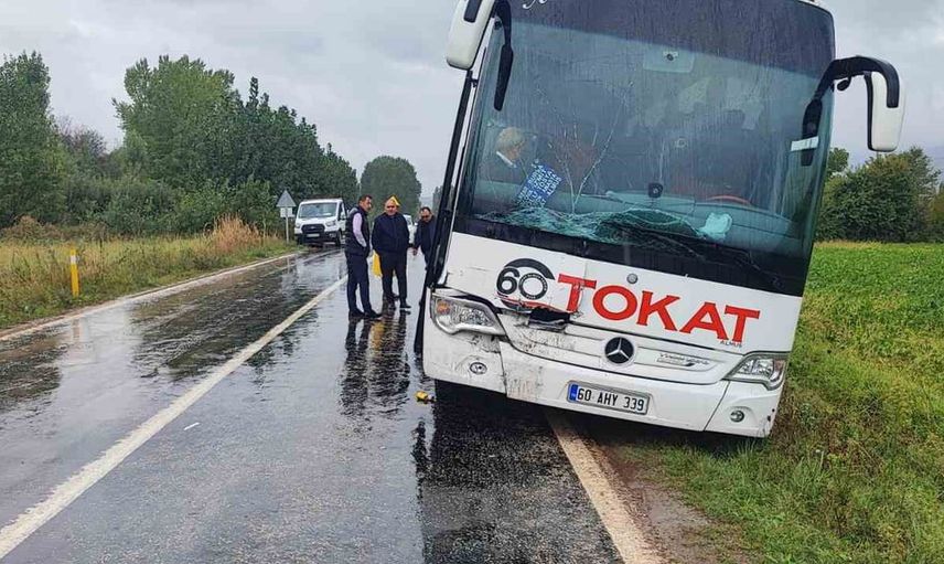 Tokat’ta otobüs kamyonete çarptı: bir kişi ağır yaralandı