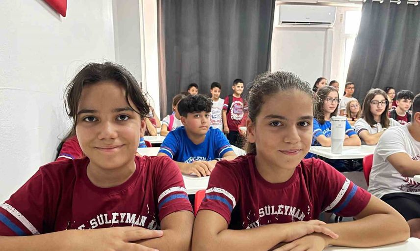 Aynı sırada farklı hayaller: İzmir'de 27 çift ikiz aynı okulda eğitim görüyor