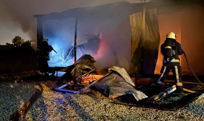 Serik Merkez Mahallesi'nde konteyner ev yangında kullanılamaz hale geldi