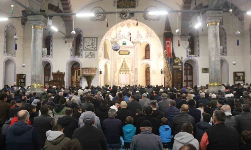 Kütahya'da cami avlusunda aile ve okul topluluğunun sabah buluşması