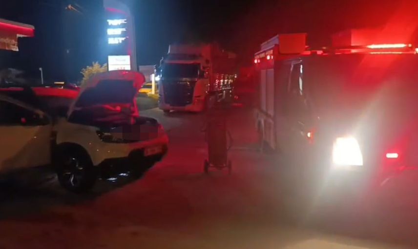 Seyir halindeyken gaz sızıntısıyla alev alan otomobilden baba ve iki oğlu kurtuldu