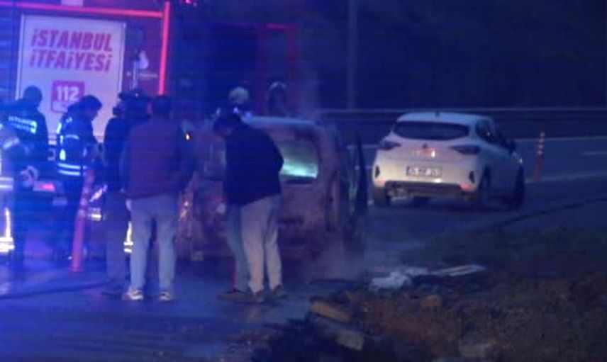 ataşehir'de TEM otoyolunda seyir halindeki hafif ticari araç yandı, trafik etkilendi