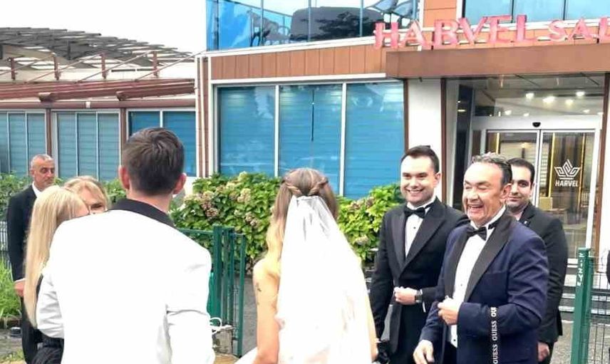Düğün yolculuğunu şehir içi minibüsüyle yapan çift alkışlarla salona girdi