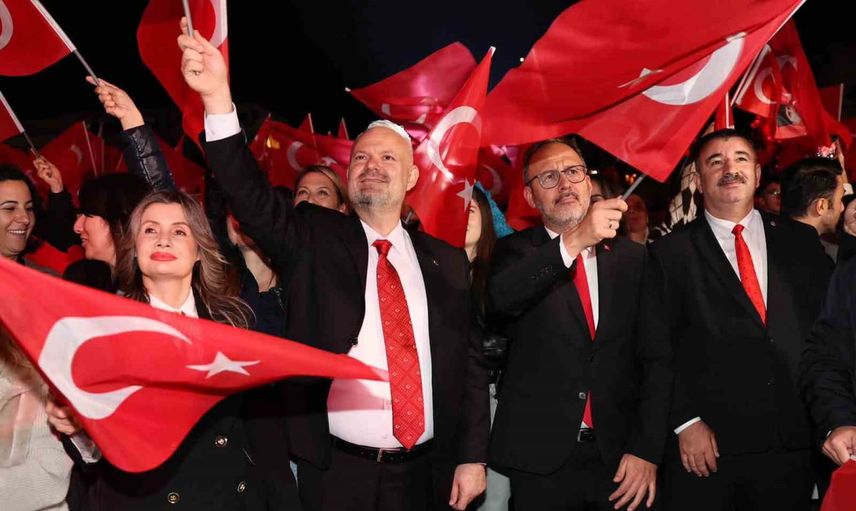 Menemen'de cumhuriyet ateşi sahnede: 103. yıl coşkusu meydanı doldurdu