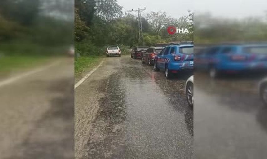 Karadeniz sahilinde fırtına ağaçları devirdi, kıyılar dalgalarla dövüldü