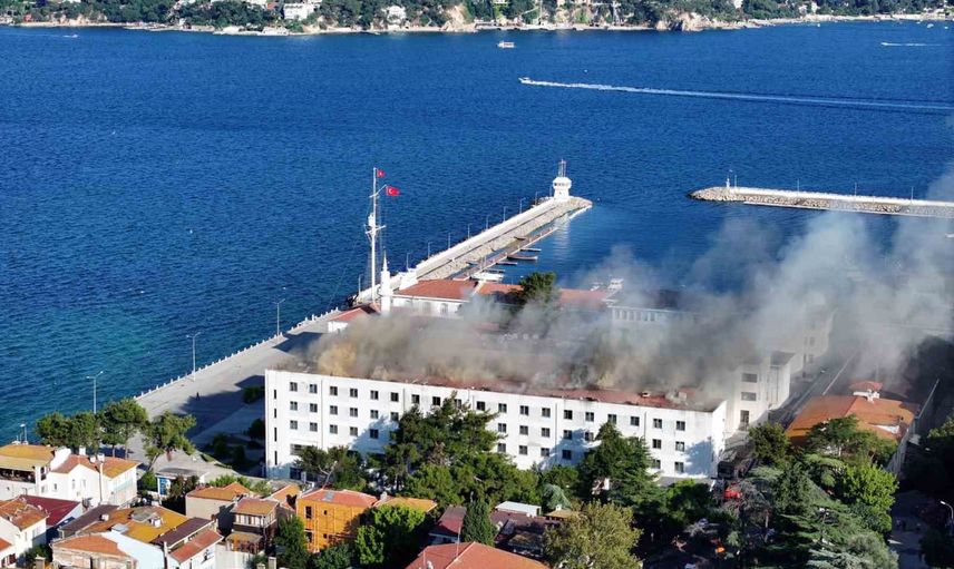 Heybeliada'da restorasyon sırasında Deniz Harp Okulu'nun çatısı alev aldı