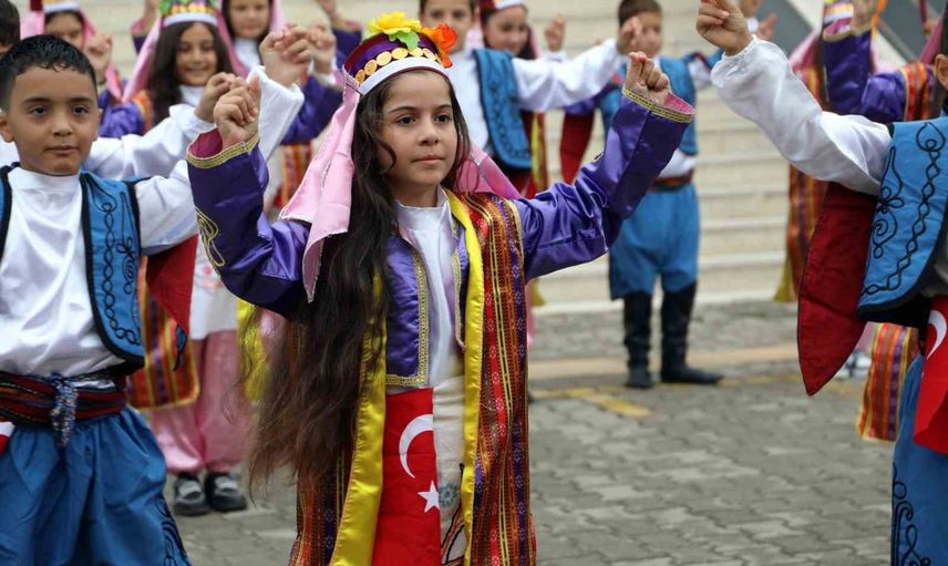 İlköğretim haftası coşkuyla başladı: Karasu'da minikler hünerlerini gösterdi