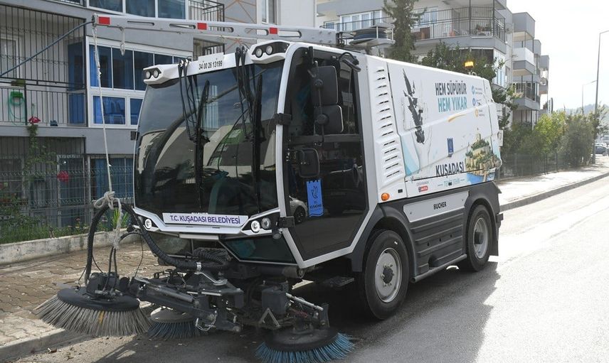 Kuşadası'nın dar sokaklarında küçük dev Bucher görevde