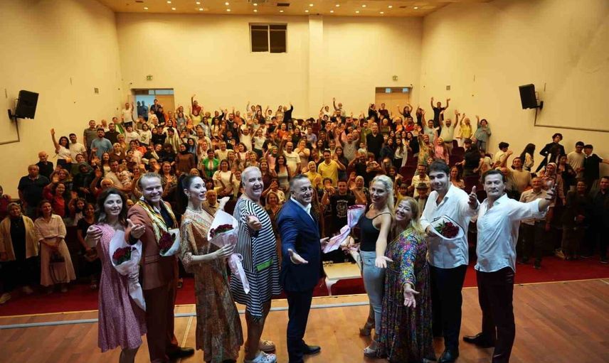 Turhal'da sahne gülüşlerle doldu: Sobe Karaebe izleyiciyi mest etti