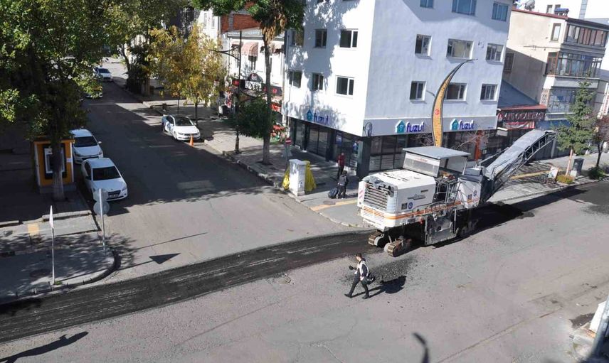 Kış gelmeden Kars'ta yollar asfaltla yenileniyor