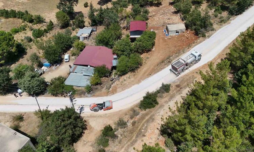 Silifke’de hasat yolları rahatladı: 5,5 kilometre çift kat sathi kaplama tamamlandı
