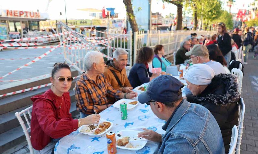 Marmaris'te Cumhuriyet sofrası paylaşma ve dayanışma ruhunu sokakta buluşturdu