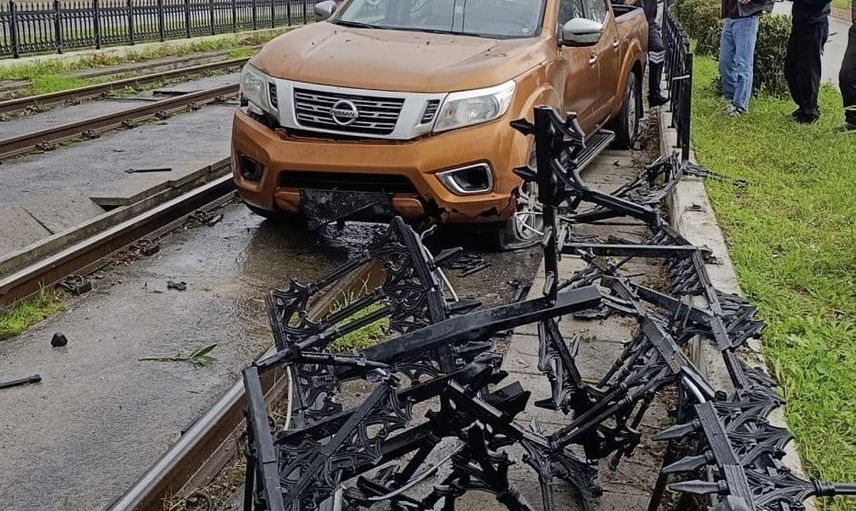 Atakum'da pikap korkulukları aşıp tramvay yoluna girdi