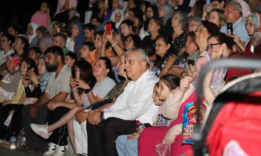 Turgutlu’da gençlik şöleni müzik ve halk oyunlarıyla renklendi