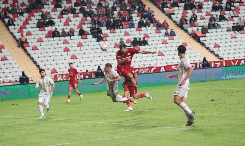 Kayserispor Antalya'da farklı kazandı: 4-0