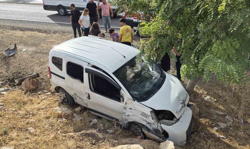 Yavuzeli Karabey'de kontrol kaybı sonrası kaza: sürücü ve eşi yaralandı
