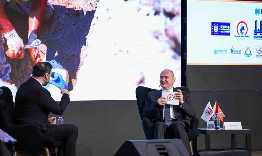 Düzce'nin altyapı atılımını marka şehirler zirvesinde anlattı