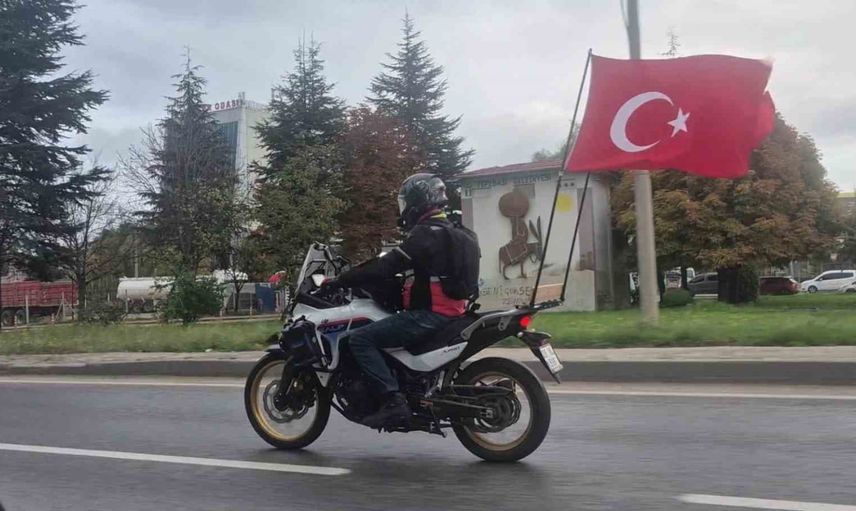 Eskişehir'de çevre yolunda bayraklarla ilerleyen motosiklet
