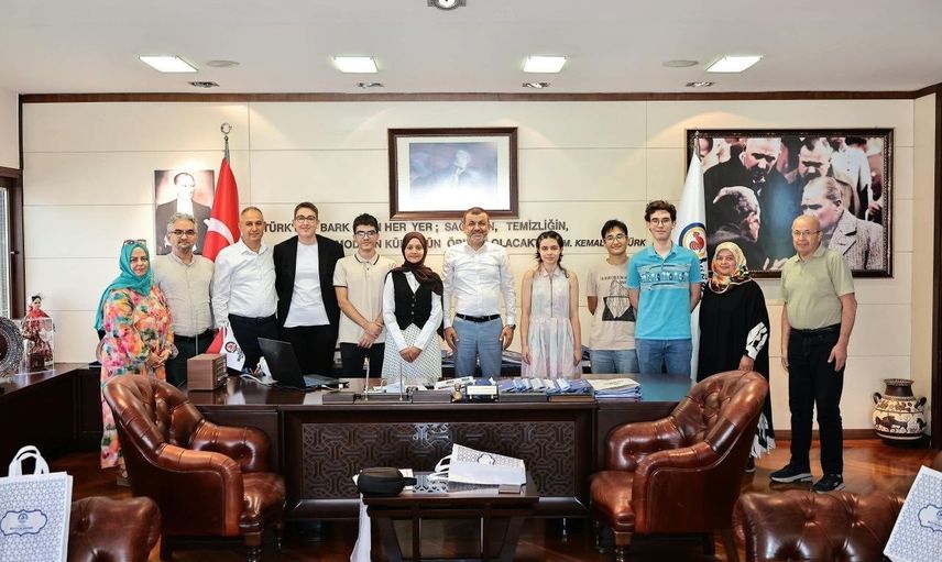 Denizli'de YKS başarısına ödül: ilk 100'e giren öğrencilere Nutuk ve çeyrek altın