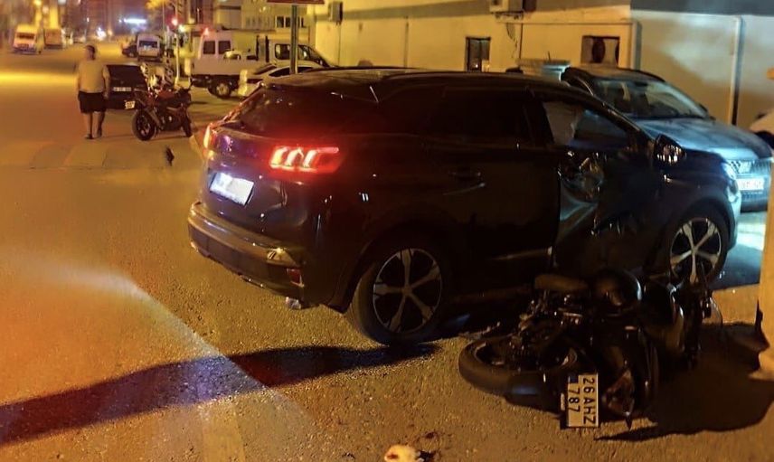 Sivrihisar'da apartman otoparkı girişinde kaza: otomobil ile motosiklet çarpıştı, 2 yaralı
