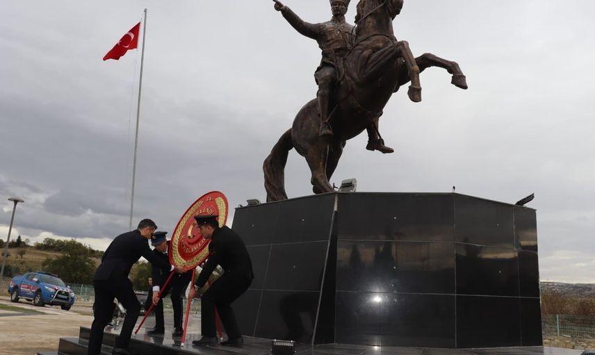 Selendi'de 29 ekim coşkusu çelenk töreniyle başladı