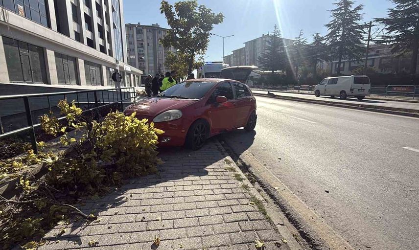Geri manevrada kontrolden çıkan sürücü Cumhuriyet Bulvarı'nda ters yöne girip minibüse ve ağaca çarptı