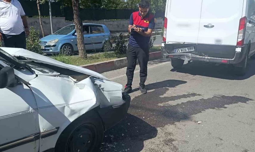 Siirt’te valilik ışıkları mevkiinde çarpışma: iki yaralı
