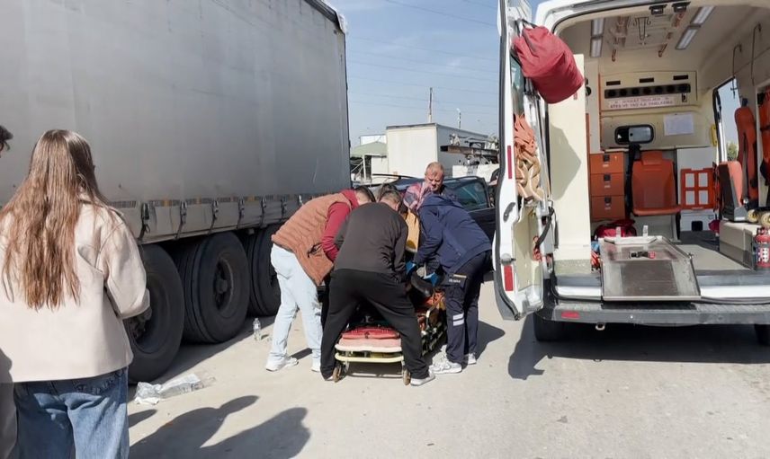 Otomobil tır dorsesinin altına girince sürücü sıkıştı