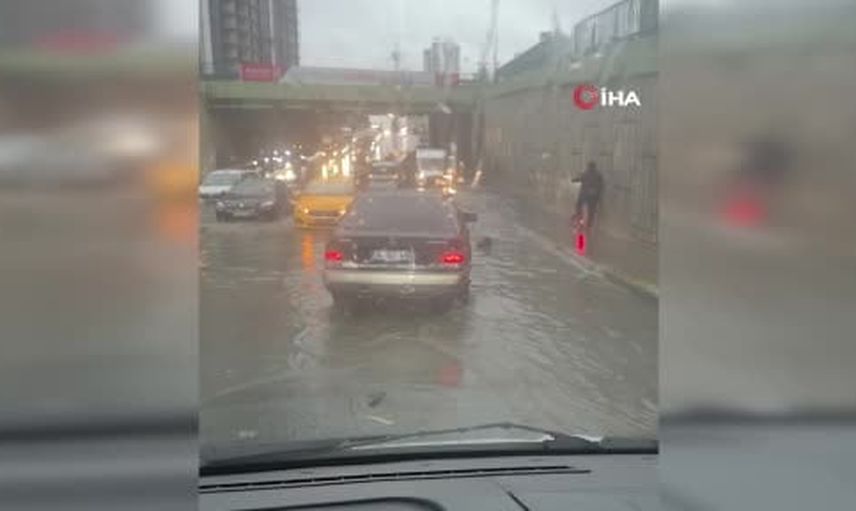 Esenyurt'ta sağanak alt geçidini suyla doldurdu, araçlar mahsur kaldı