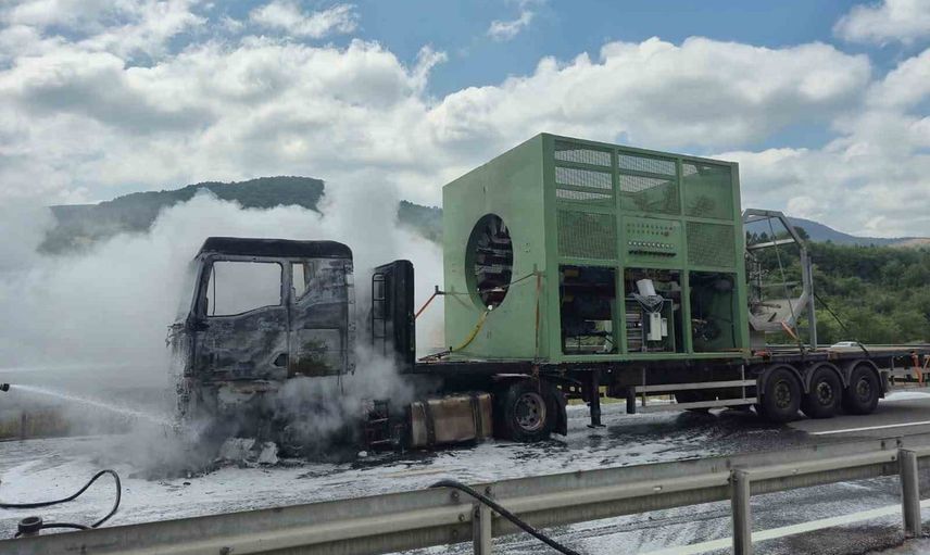 Bolu'da Köroğlu Rampası'nda motoru alev alan tır kullanılamaz hale geldi