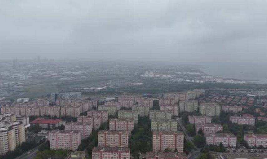 Gri gökyüzünde toplu göç: Beylikdüzü'nde leylek sürüsü dikkat çekti