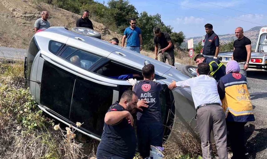 Osmaniye Bahçe'de virajı alamayan otomobil yol kenarına devrildi