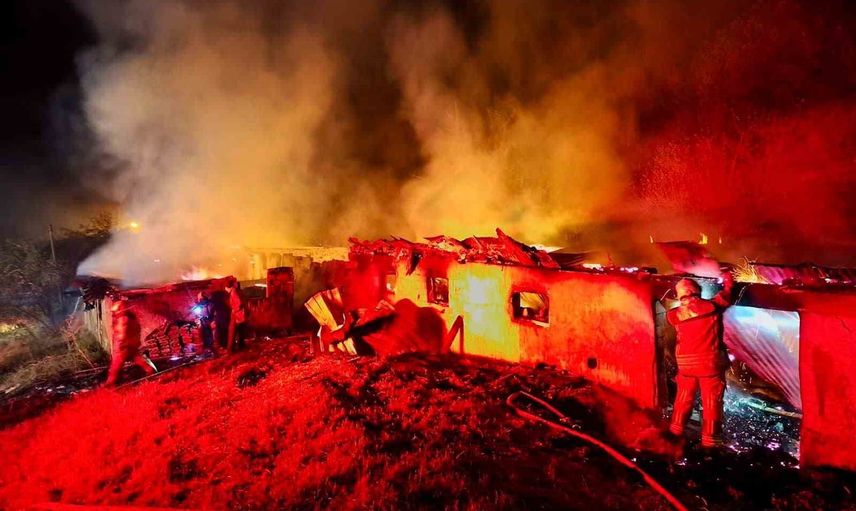 Mudurnu'da depolanan saman balyaları kül oldu, itfaiye çevreyi korudu
