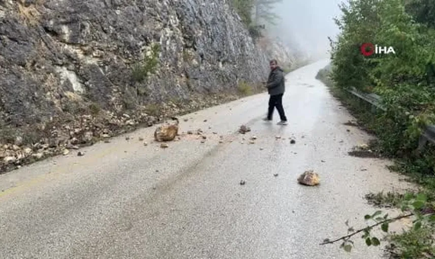 Karabük'te iki farklı mevkide kaya düşmesi trafik güvenliğini riske attı