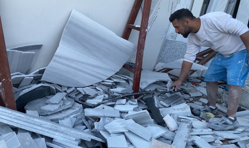 Direksiyon hakimiyetini kaybeden otomobil yayaya çarptı, park halindeki araçlara vurdu