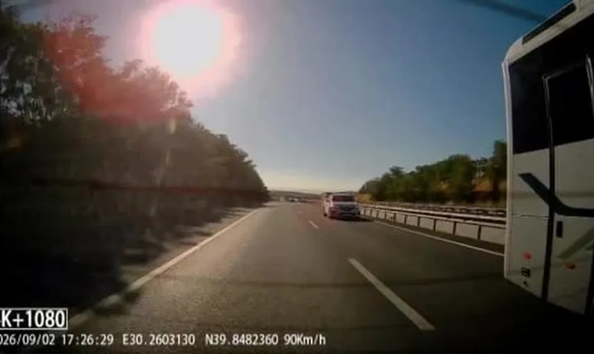 Güvenlik şeridini ihlal edip makas atan araç trafikte tehlike oluşturdu
