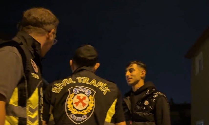 plakayı eliyle kapatıp kaçtı, babasının çağrısıyla geri döndü