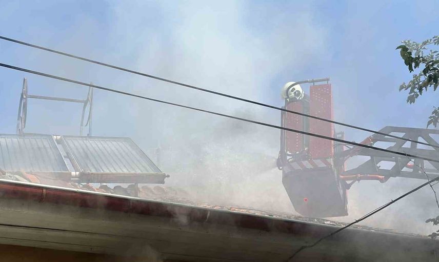 Burdur'da ev yangını mahallede tedirginlik yarattı