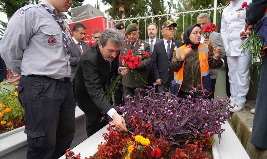 Şehitlikte hüzün: 30 ağustos'ta anne mezar fotoğrafında teselli buldu